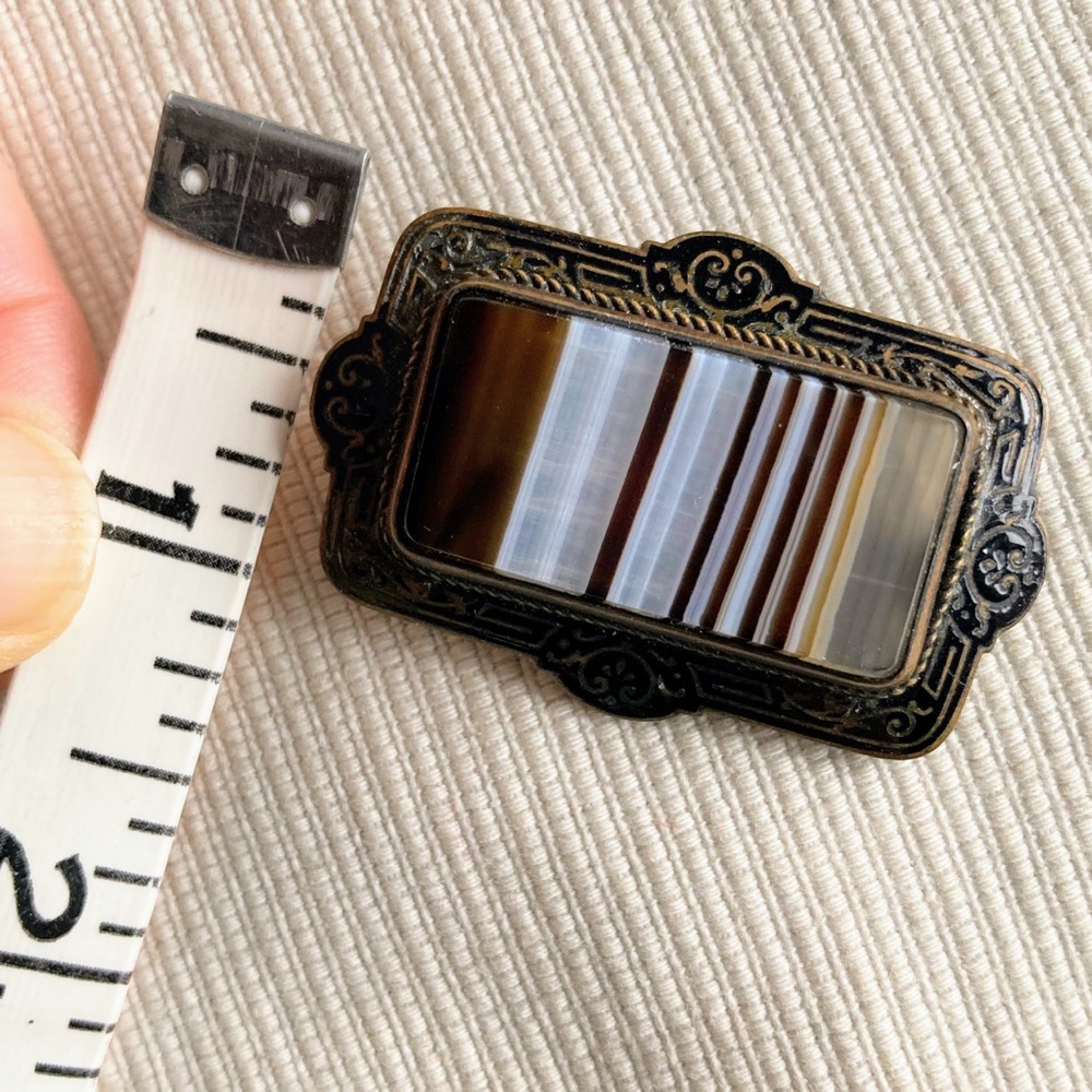 Antique Victorian Biedermeier Brooch with Striped Agate and Meander Pattern - Picture 16 of 16